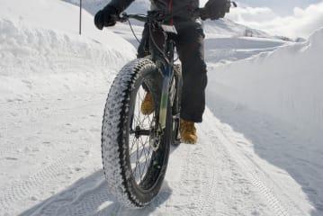 Winter E-Bike Tour über verschneite Wege thumbnail