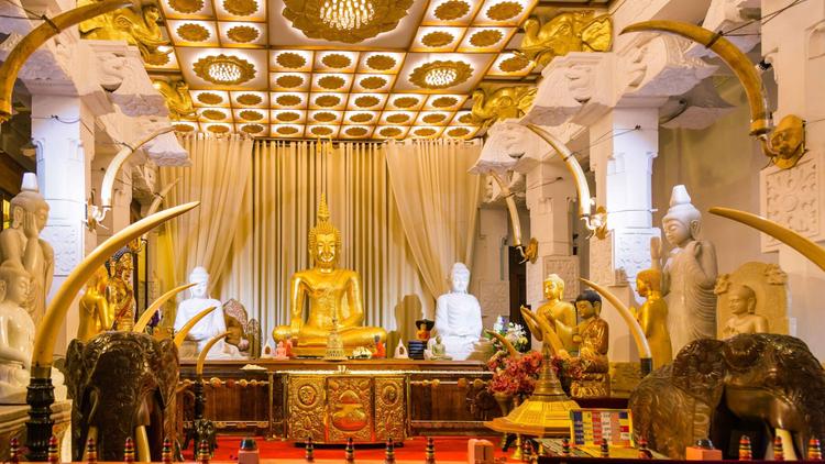 Sitzende Buddhastatue im Zahntempel in Kandy, Sri Lanka